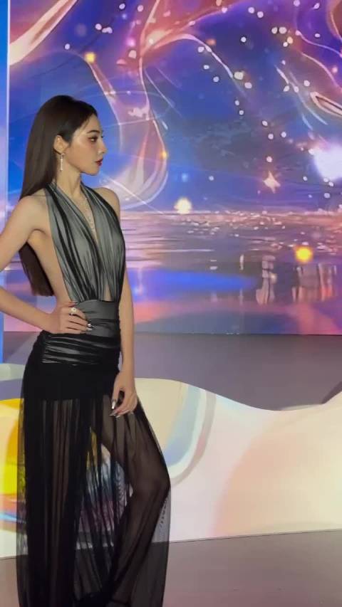 彭小苒孔雀绿深V礼服亮相搜狐时尚盛典