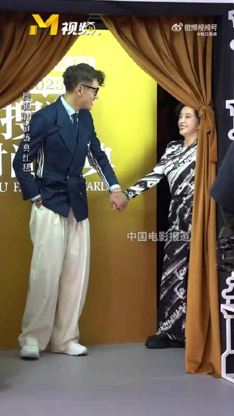 刘晓庆回应75岁红毯状态：“与胡兵许久不见，一起走秀”