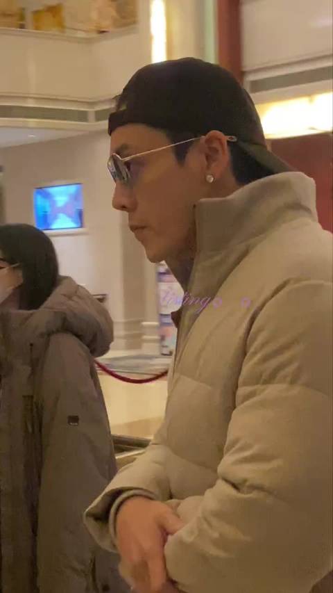 陈伟霆现身彩排现场粉丝偶遇