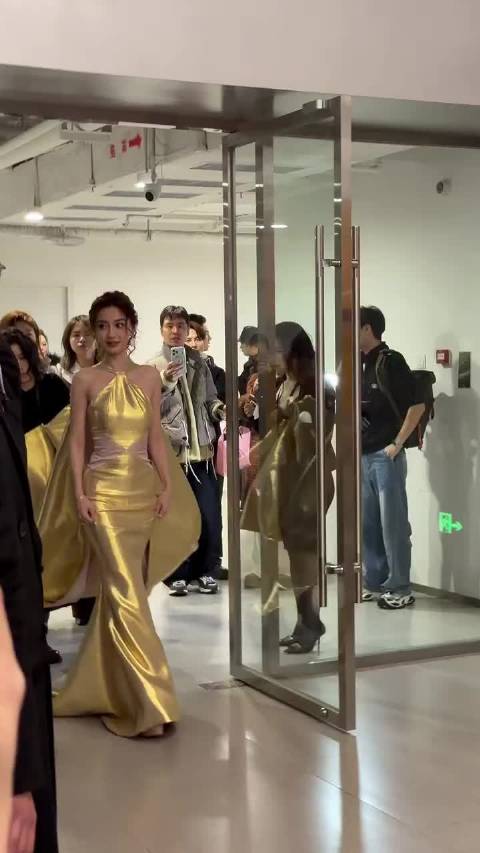 杨颖黑色羽绒服配瑜伽裤展完美身材