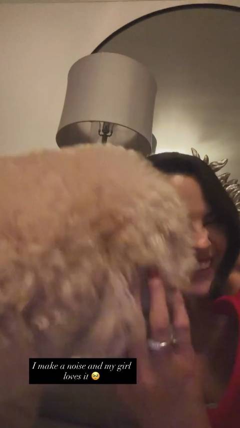 赛琳娜戈麦斯分享家庭时光，与祖父母爱犬同看《怪物史莱克》