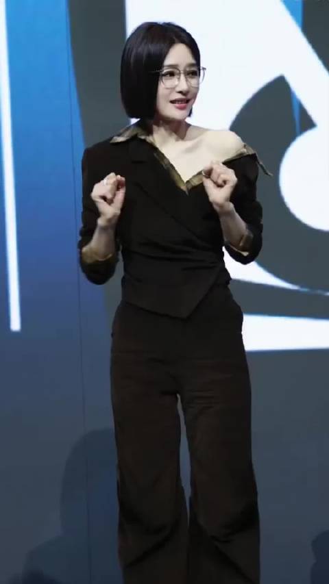 小猫跳初雪谁又幸福了