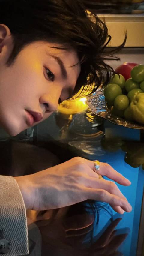 天地辽阔四处皆可流浪，但倘若你应允，我最想抖落一身星光，从此长居你心上