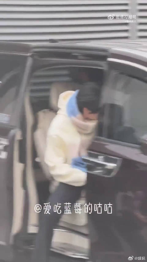 看到魏大勋的上班路透，直接疯狂心动！白毛衣围巾，冬日男神本神！