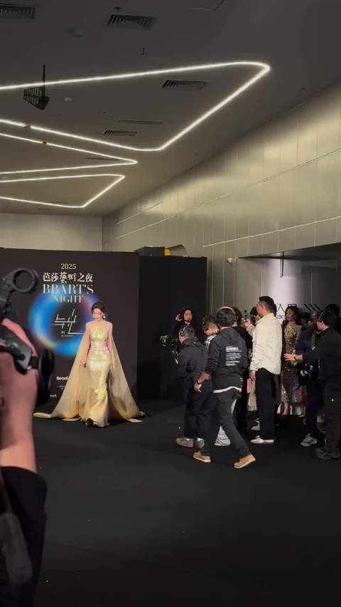 杨颖穿Alexis Mabille高定亮相时尚芭莎红毯