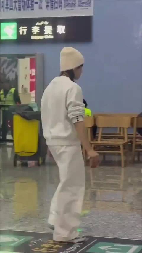 全红婵 现身红阿勒泰滑雪，全妹妹可不可爱?你们说？