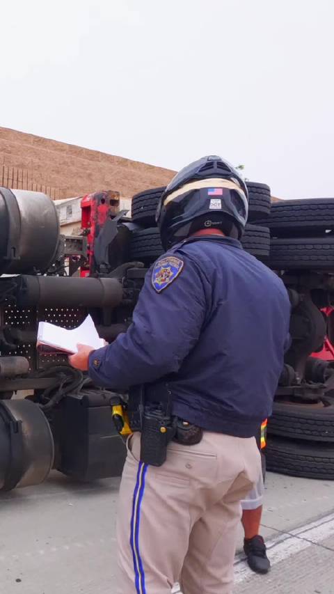 这么平坦的公路，司机都能把卡车开翻车，驾驶技术也太差了