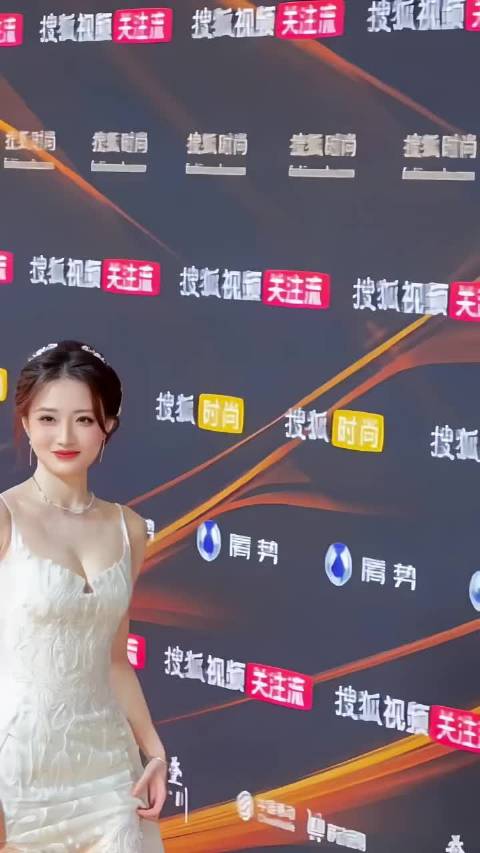 徐璐红毯造型惊艳亮相，珠圆玉润展现真实身材