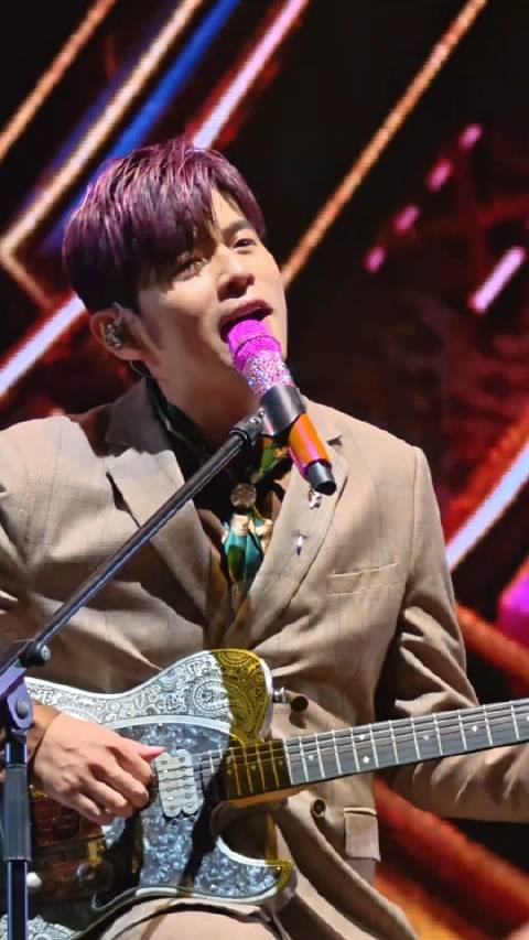 感觉周杰伦一直也没啥变化，始终都那么年轻帅气，歌唱的是越来越好听了