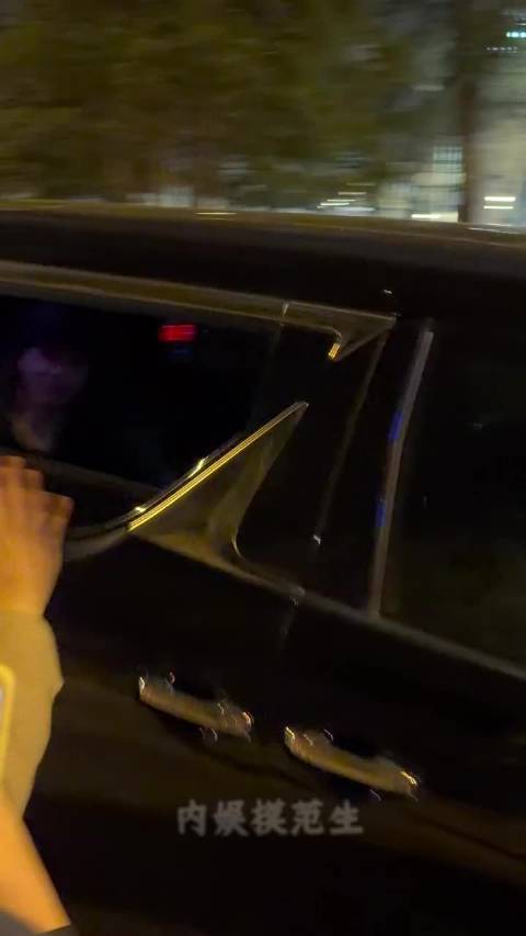 Angelababy下班停车和粉丝互动近一分钟时间，好真诚的baby