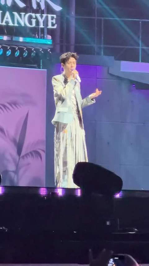 罗云熙舞台演绎《今年勇》《一往》惊艳全场