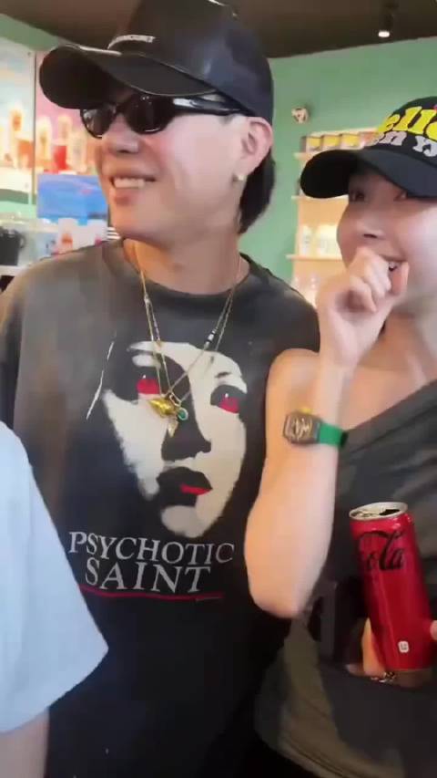 胡彦斌被问恋情笑而不答，高情商回应录节目很幸福