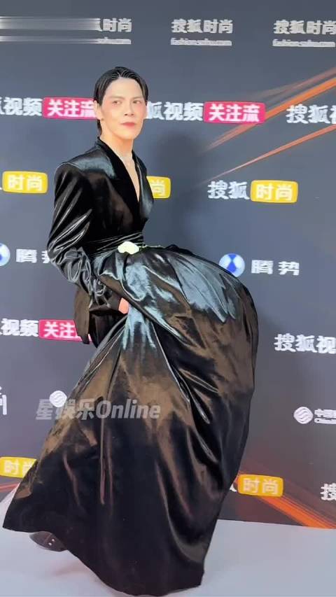 向佐最近造型太抽象了，靠这种奇葩风格吸引观众真是太不理解了，毫无男子气概