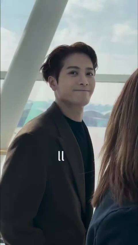 照片视频就已经帅到没边了 但每次被偶遇都会惊叹本人更帅