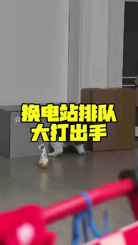 疑似换电站排队，两位「顾客」因为排队问题大大出手