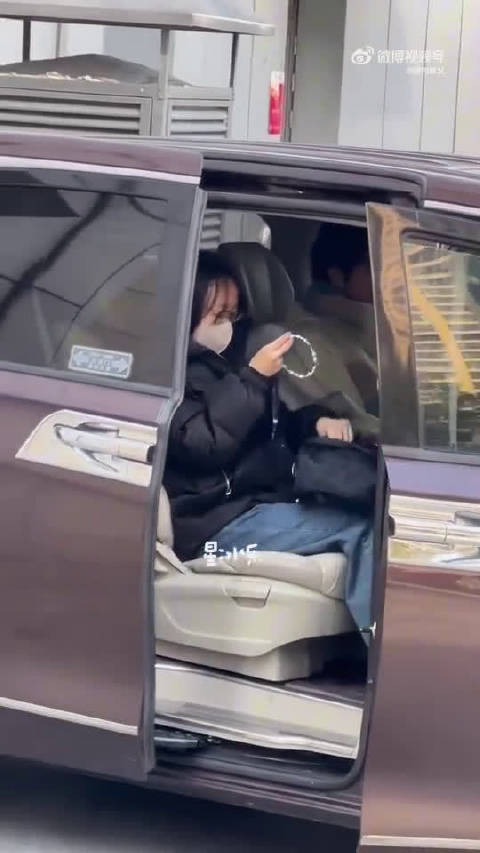 谁懂啊！看到大勋花好六路透，打招呼都能把自己整害羞，这还是那个爆梗王吗？