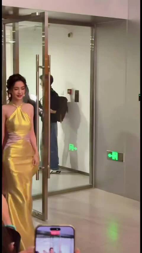 Angelababy时隔两年再登红毯状态惊艳