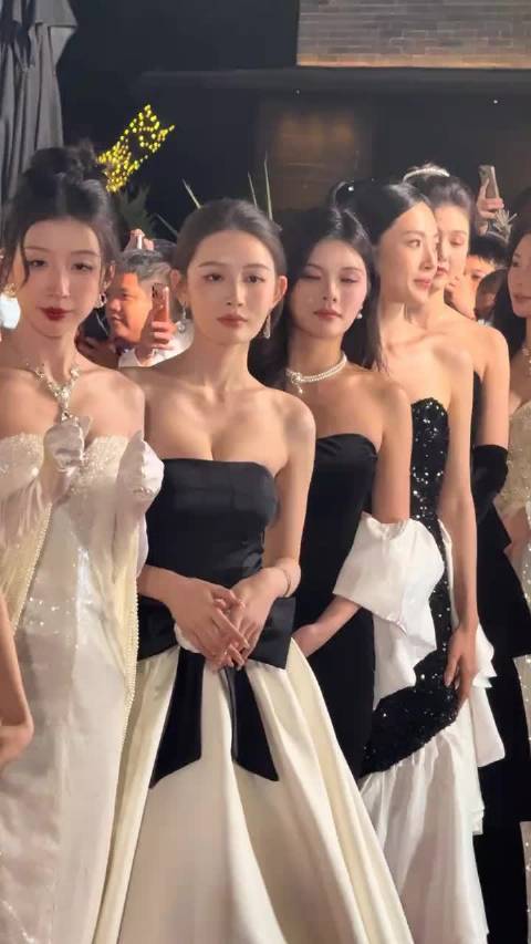 敏敏后面那个像杨超越