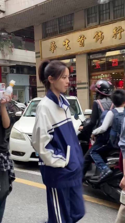 杨超越18岁的郑雨，简直是校花级别