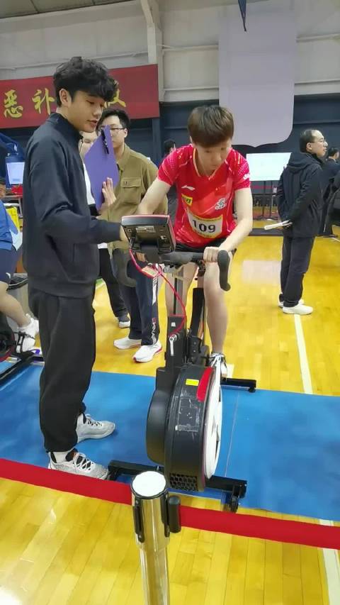 23年国乒体能大比武 王曼昱30s功率自行车+Y型跑+大腿中部拉，曼昱的体能厉害