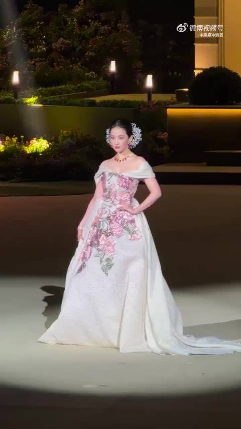 刘亦菲拍摄现场手镯脱落临危不乱