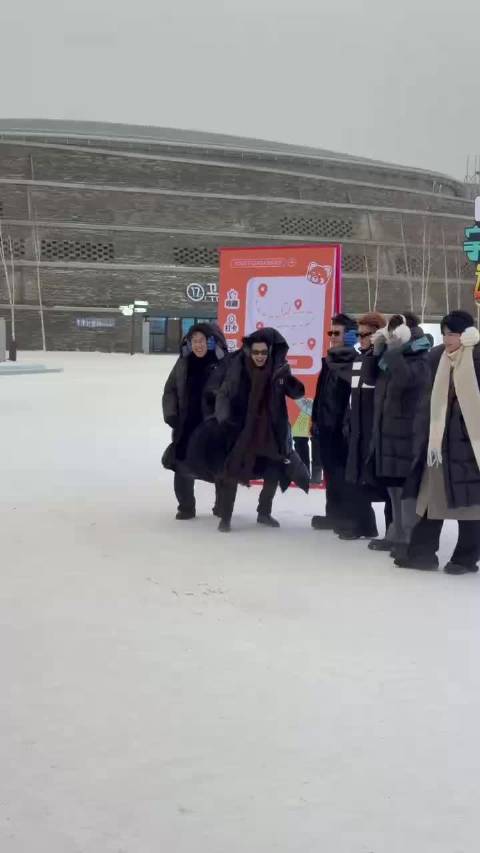 王鹤棣跨年晚会现场滑冰转圈，于洋黄晓明反应逗趣