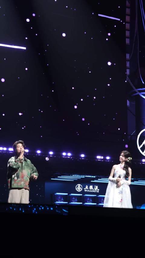 丁真珍珠和陈瑶跨界合唱《月亮翻过小山坡》，梦幻联动啊！