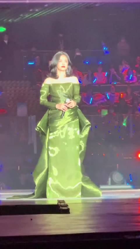 才知道姚晨唱歌这么好听，简直和王菲的音色一模一样