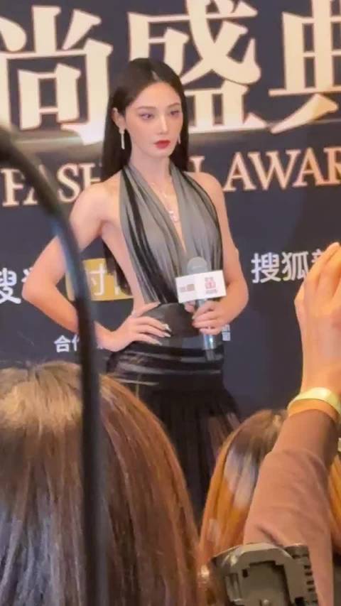 彭小苒绝美红毯，听取哇声一片