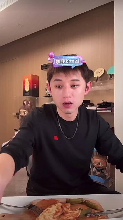 小狗模仿人类鸡胸肉包菜，摆弄餐具怎么感觉萌萌的