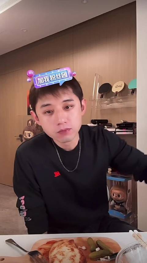 小狗：嚼菜嚼得太阳穴起俩包