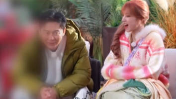 李晨在游戏开始前突然做出抖肩动作吓宋雨琦一跳！