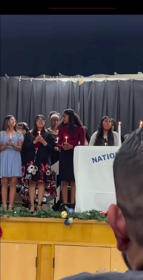 终于知道甄嬛在选秀现场没被猫吓退的时候，该是多么端庄优雅了