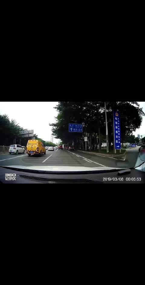 大货车司机真是个机灵鬼，v09商务车随意变道终于遇到狠人了