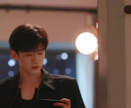 桑延送温以凡草莓蛋糕庆生，嘴硬心细记得她所有喜好