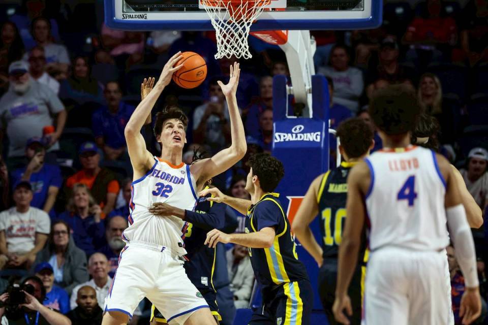 236cm小巨人首记灌篮创纪录，加拿大新星成NCAA史上身高最高得分者