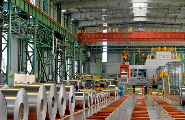 图为首钢京唐公司的生产线。受访者供图