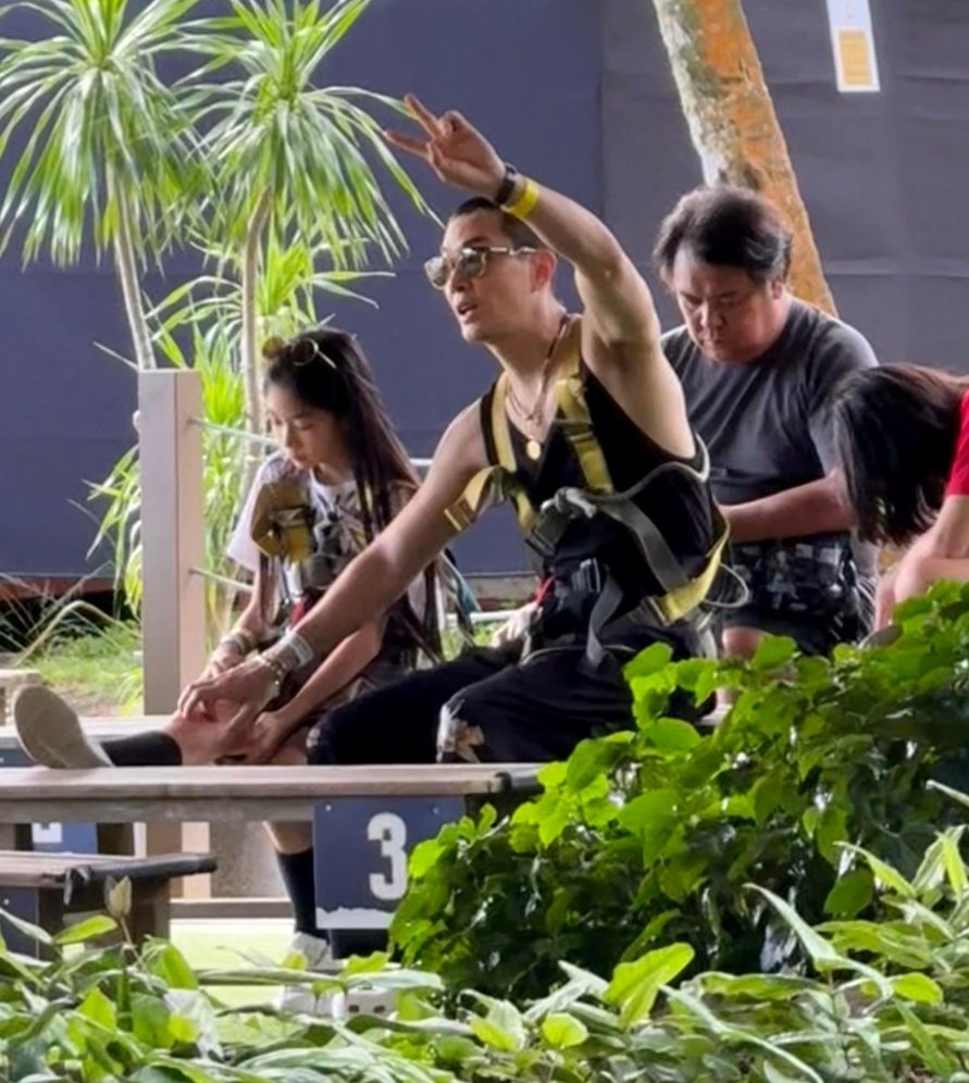 戚薇李承铉新加坡度假，10岁Lucky身高惊人！二胎儿子罕见露面