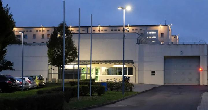 德国女子舌下藏毒探监与男友深吻，孰料……