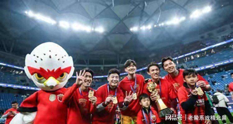 中超转会风向标：上海海港锁定泰山队中场，徐正源李霄鹏离队！