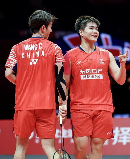 主场打破不胜魔咒！梁伟铿/王昶2-0横扫苦主，昂首晋级总决赛四强