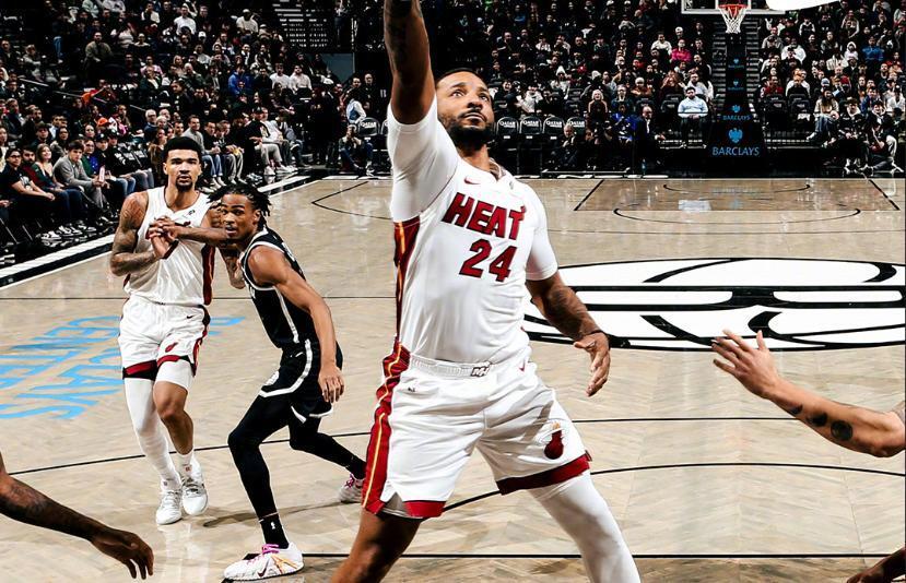 阿德巴约打铁怒抢17板，鲍威尔24分韦尔22+12+4封盖，热火擒篮网