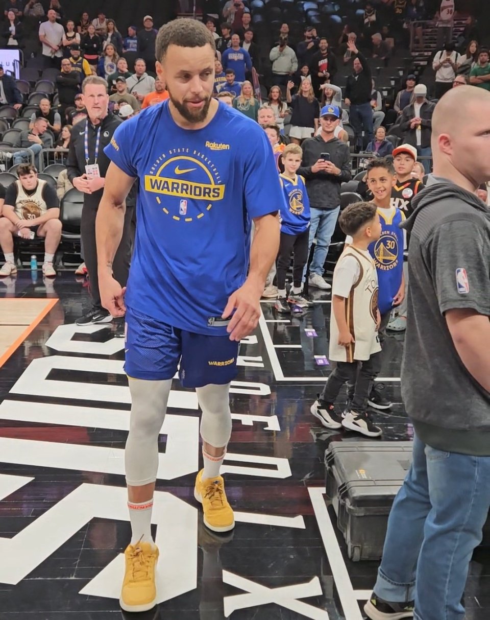 今日赛前热身时，库里上脚布克1代雪佛兰配色球鞋