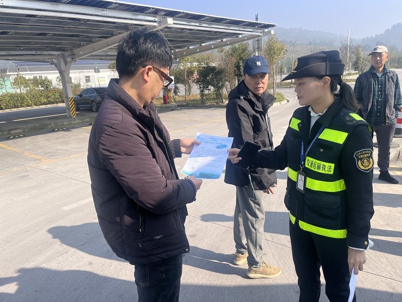 贵州省交通执法六支队三大队开展货车司机护航行动宣传