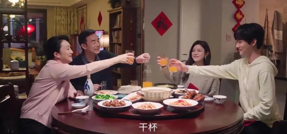 众星告别《狙击蝴蝶》，陈妍希、周柯宇像官宣，编剧发长文谈改编