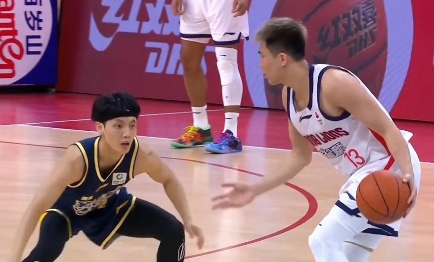 快攻3打1选择三分投篮自信心爆棚！徐杰轰17分3板9助率队3连胜