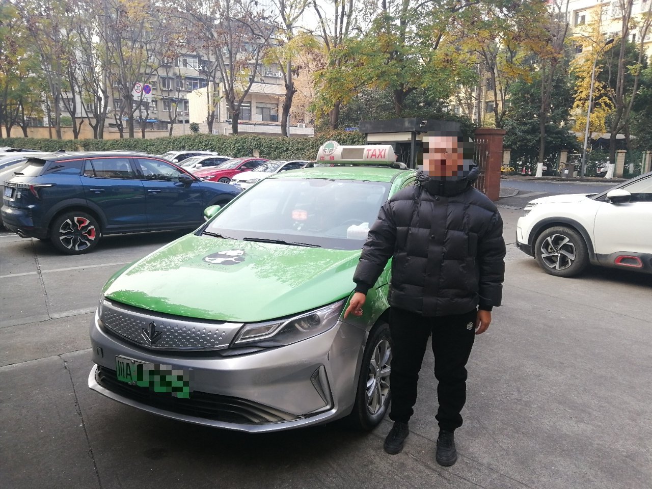 C视频丨三个月制造20余起事故骗取2万余元，“碰瓷”的出租车司机被刑拘