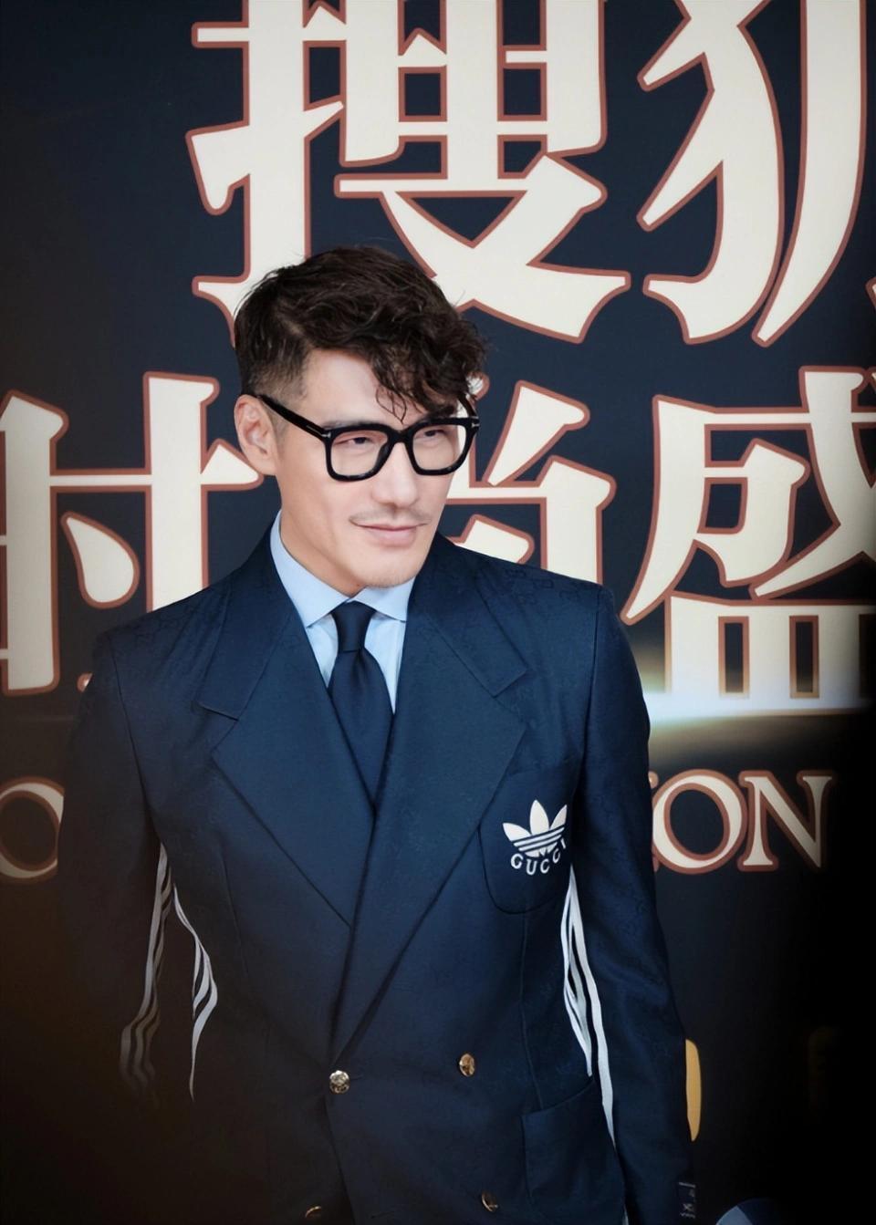 搜狐盛典槽点频出！王格格瘦成纸片人，袁姗姗膀大腰圆，向佐抢足了风头