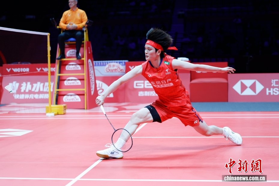 世界羽联世巡赛总决赛女单小组赛：中国选手王祉怡战胜泰国选手因达农
