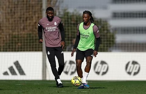 记者：贝林厄姆、卡马文加等人参加皇马合练，巴尔韦德单练